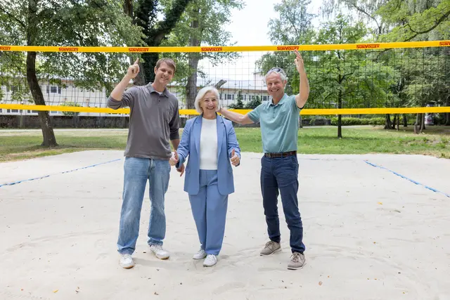 Beachvolleyballplatz im Lehener Park. Im Bild: v.l.: Lukas Holzmann, Jugendbeauftragte der Stadt Salzburg, Andrea Brandner, Stadträtin, Christian Stadler, Leiter des Städtischen Gartenamts | Foto: Stadt Salzburg/Wildbild