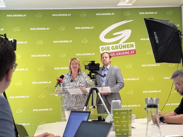 Helga Krismer und Georg Ecker diskutierten in St. Pölten über Maßnahmen gegen Hitze und die Bedeutung von Begrünung im öffentlichen Raum. | Foto: Lina Chalusch