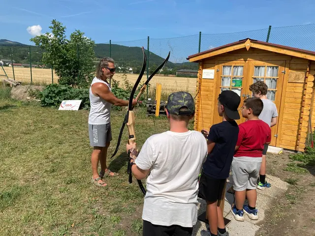 Die Kinder probierten Pfeil und Bogen aus. | Foto: Atalanta
