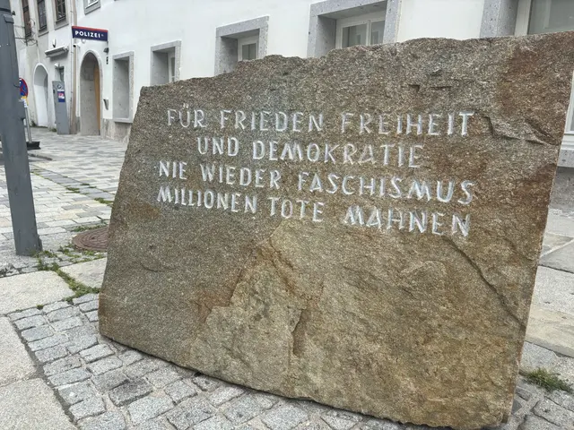 Der Mahnstein vor dem Polizeizentrum erinnert an die Opfer des Nationalsozialismus und bleibt als Zeichen der Verantwortung erhalten. | Foto: MeinBezirk/Anja Kern