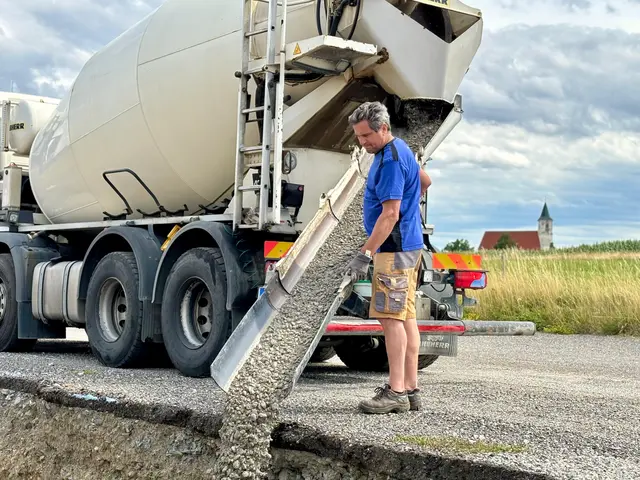 Beim Lokalaugenschein von MeinBezirk vor Ort arbeitete Bürgermeister Andreas Nendwich selbst auf der Baustelle. | Foto: Markus Kahrer