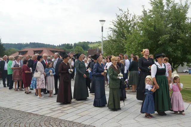 Feierlicher Auszug aus der Pfarrkirche | Foto: Klaus Herrmüller
