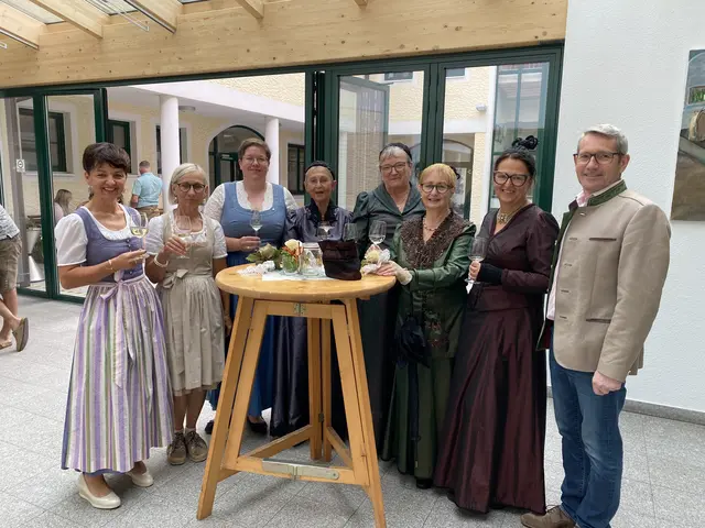 Die Goldhaubenfrauen luden zur Agape in das Gemeindezentrum ein:
v.l.n.r: Natalie Eisenhuber, Sieglinde Perfahl, Nicole Baumgartner, Sieglinde Eisenhuber, Traudi Mayr, Elfi Thurner, Sigrid Grubmair sowie Bürgermeister Harald Grubmair