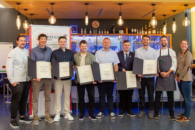 Die sechs frischgebackenen Diplom-Küchenmeister haben ihre anspruchsvolle Ausbildung am WIFI Tirol erfolgreich abgeschlossen - Lehrgangsleiter Philipp Stohner (l.), Ausbilder Martin Randolf und Produktmanagerin Carina Ploner gratulierten. | Foto: WIFI Tirol