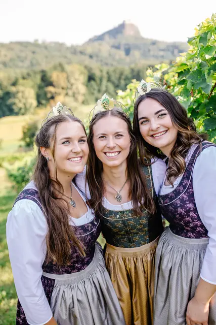 Das Lächeln des steirischen Weines (v.l.): Die Steirischen Hoheiten Lea Kneissl, Magdalena Niederl und Antonia Hiebaum wurden 2024 bei der Steirischen Weinwoche gekrönt.  | Foto: Karin Bergmann