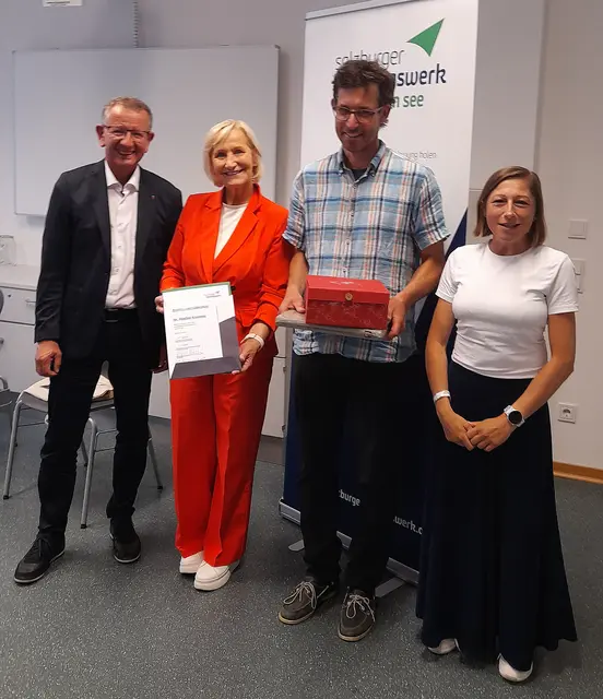 Dr. Fidelius Krammel übernimmt die Bildungswerkleitung in Zell am See. Im Bild Bürgermeister Andreas Wimmreuter, Bezirksleiterin Sonja Ottenbacher, Bildungswerkleiter Dr. Fidelius Krammel und Mag. Richarda Mühlthaler (Regionalbegleitung Pinzgau). | Foto: SBW/Richarda Mühlthaler