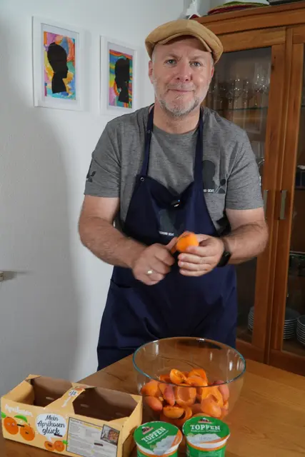 Mitten in der Marillenzeit — Jörg Graf bereitet Topfennockerl mit Marillenröster zu. | Foto: Jörg Graf/HausmannKocht