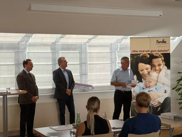 Bürgermeister Gerhard Harant (r.) bei seiner Ansprache an die künftigen Mieter. | Foto: Gemeinde Enzenkirchen