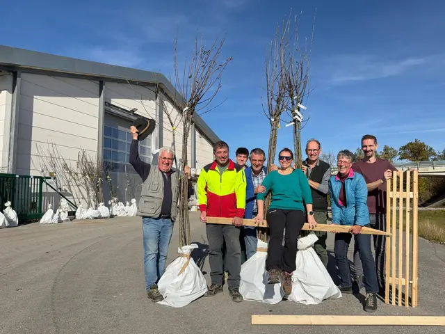 August Prüller, LAbg. Josef Edlinger, Franz Edlinger, Karl Radinger, Maria Haider (Projektleiterin Moststraße), Ing. Franz Lumesberger (NÖ Landschaftsfonds), Danja Mlinaritsch (Geschäftsführerin LEADER-Region Kamptal+), Hannes Schoberberger (v.l.). | Foto: Moststraße