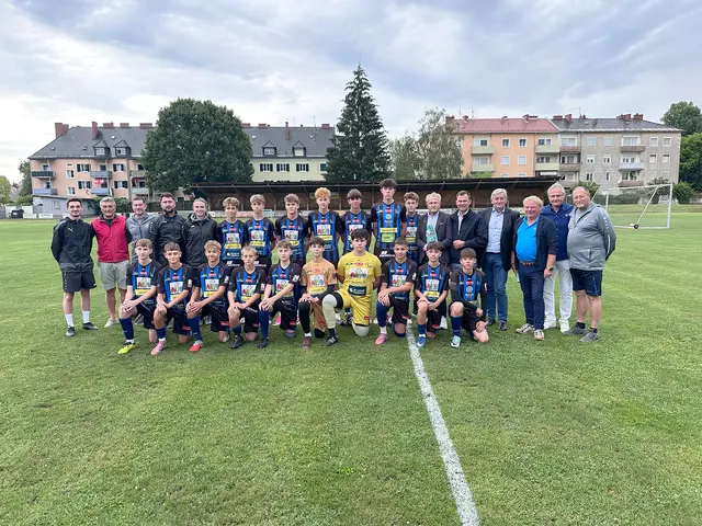 Die U15-Mannschaft vom Fußballcollege Leibnitz mit dem Vereinsvorstand und Bürgermeister Daniel Kos.  | Foto: Henry Sams