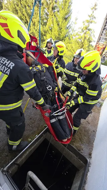 Personenrettung mittels Rettungstrage | Foto: FF Waidhofen/Thaya