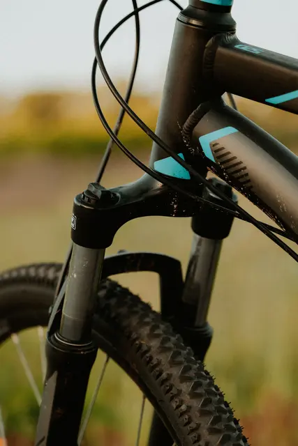 Am Fahrradabstellplatz des Bahnhofs Völs wurde ein versperrtes Mountainbike der Marke Cube gestohlen. Die Polizei ermittelt und bittet um Hinweise. | Foto: pexels / Eline Spee
