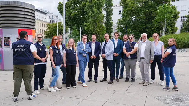 Politikerinnen und Politiker aus der Stadt und dem Bezirk trafen am Reumannplatz zusammen, um sich über die Arbeit der Waste Watcher zu informieren. | Foto: Andreas Pölzl/MeinBezirk