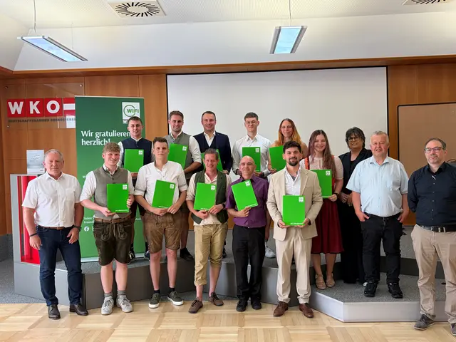 Elf Absolventen schlossen erfolgreich am Wifi-Schärding die Werksmeisterschule Maschinenbau-Betriebstechnik ab. | Foto: WKO Schärding