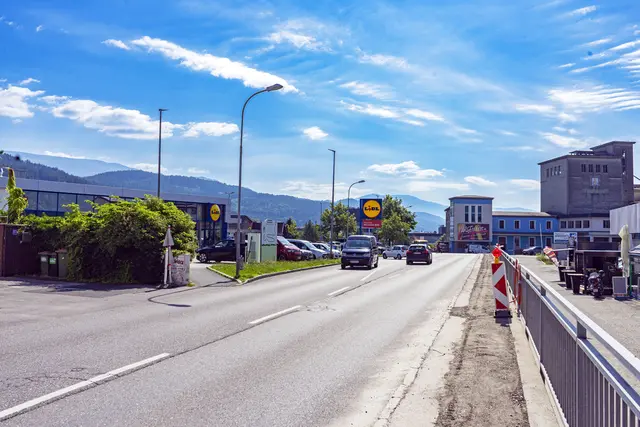 Im Bereich des Fußweges, der zum Lidl-Parkplatz führt, entsteht eine Querungshilfe, die das Überqueren der Straße leichter und sicherer machen wird | Foto: Stadtgemeinde Spittal
