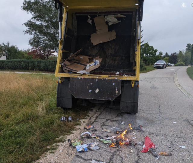 Der Lkw-Fahrer lenkte das Müllfahrzeug darauf sofort zu einer nahegelegenen Wiese und entlud es, um größeren Schaden am Fahrzeug zu verhindern. | Foto: Feuerwehr Stein im Jauntal