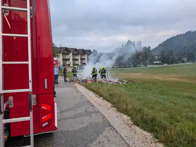 Die Einsatzkräfte der FF Stein im Jauntal und der FF Peratschitzen führten die Brandbekämpfung der abgeladenen Müllmenge durch und kontrollierten den betroffenen Bereich sorgfältig auf verbliebene Glutnester. | Foto: Feuerwehr Stein im Jauntal