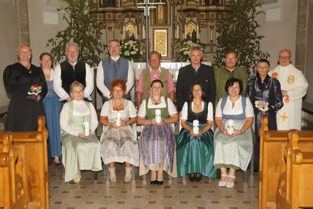 Die Silberhochzeit feierten Corinna und Gerald Borstnar, Martina und Hannes Friedl, Martina und Gerhard Hintersteininger, Ursula und Manfred Lehner sowie Eva und Alfred Wahlmüller
sowie Goldhaubenobfrau Birgit Lindinger, Goldhaubenobfrau-Stellv. Nicole Baumgartner und Sieglinde Eisenhuber und Pfarrer Mag. Josef Etzlstorfer

 | Foto: Klaus Herrmüller