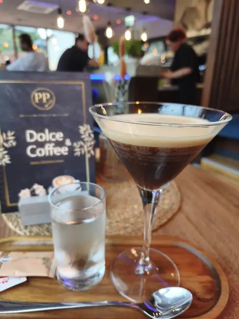 Passend zu einem Café darf natürlich auch ein Espresso Martini auf der Karte nicht fehlen.
