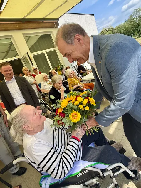 Bei seinem Besuch in der Seniorenpension überbrachte Schneemann Blumen sowie Worte der Anerkennung. | Foto: Büro LR Schneemann