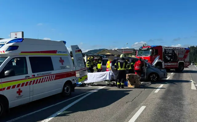 Die Verletzte wurde über die Beifahrerseite aus ihrem Auto befreit.  | Foto: FF St.Veit/Glan