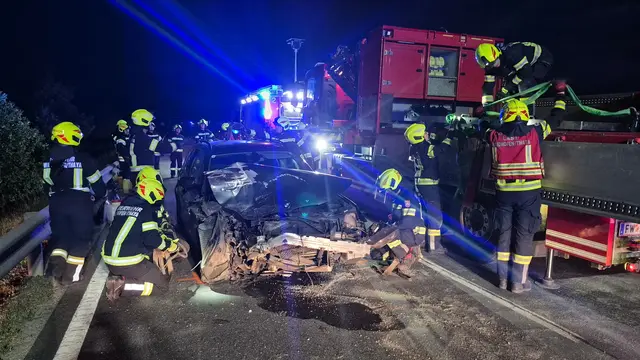 Eines der schwer beschädigten Fahrzeuge | Foto: FF Waidhofen/Thaya