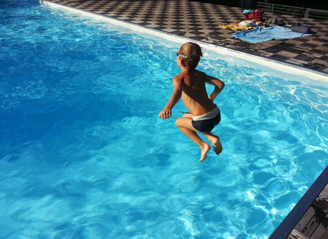 Kind springt ins Wasser