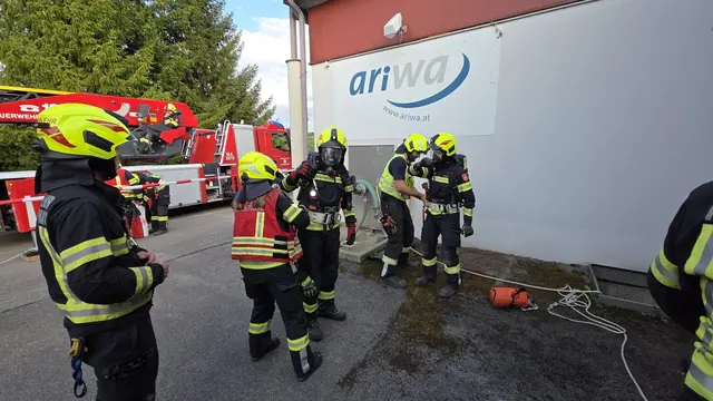 Aufgrund von Sauerstoffmangel wurde umgehend das Ausrüsten der beiden Atemschutztrupps befohlen. | Foto: FF Waidhofen/Thaya