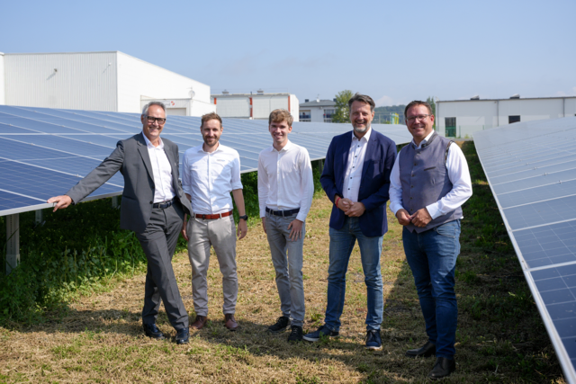 Franz Obergruber (Geschäftsführer und Eigentümer Immobilia Obergruber GmbH), Jürgen Hürner (Geschäftsführer Stadtwerke Amstetten GmbH), Jakob Kammleithner (PV-Projektleiter Stadtwerke Amstetten GmbH), Gerhard Riegler (VZ-BGM Amstetten), Christian Haberhauer (BGM Amstetten) | Foto: Nina Godderidge, Stadtwerke Amstetten
