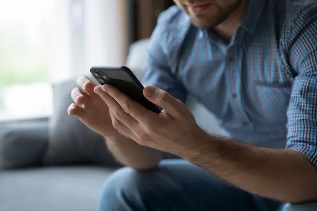 Mit der neuen App der Stadtgemeinde Hermagor-Pressegger See sind wichtige Informationen, Services und regionale Angebote jederzeit digital abrufbar. | Foto: stockadobe/fizkes 