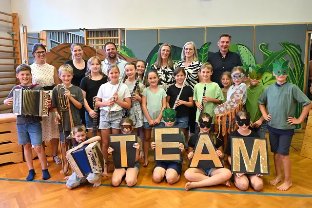 Pädagoginnen Ursula Hinterleitner und Lisa Harreither, Gemeinderat Leopold Brenn, Schulleiterin Barbara Eichler, Schulqualitätsmanagerin Christine Schmutz und Bürgermeister Werner Krammer mit den Kindern, die das Rahmenprogramm gestaltet haben. | Foto: Stadt Waidhofen