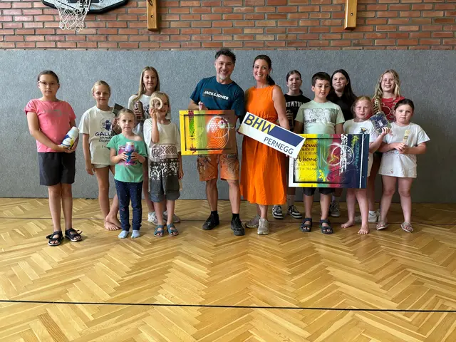 Elf Kinder nahmen am Ferienprogramm in Pernegg teil. Künstler Helmut Lisy und Vizebürgermeisterin Cornelia Weiß freute das sehr. | Foto: Markus Kahrer