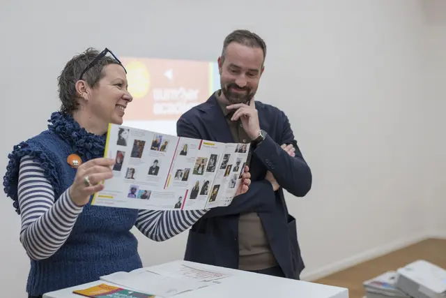 Im Bild: Landeshauptfrau-Stellvertreter Stefan Schnöll mit Martina Berger-Klingler (interimistische Leiterin der Internationalen Sommerakademie für bildende Kunst) bei der Programmpräsentation 2026.  | Foto: Land Salzburg/Neumayr/Leopold