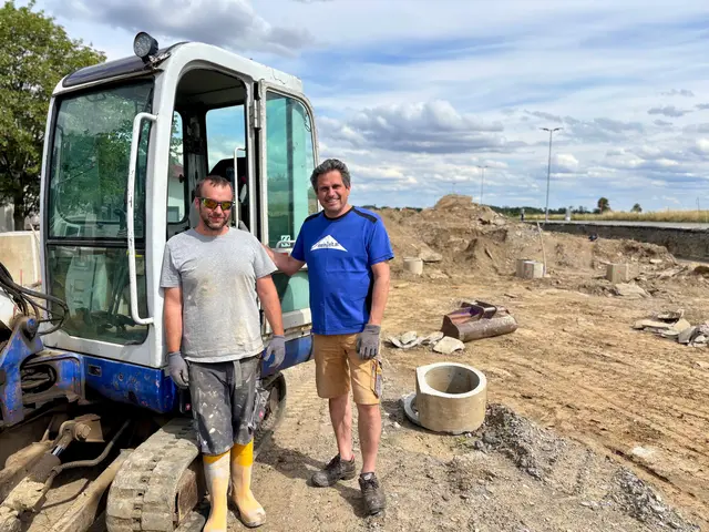 Bürgermeister Andreas Nendwich mit Bauhof-Mitarbeiter Arnold Hauer auf der "Fun Court-Baustelle". | Foto: Markus Kahrer