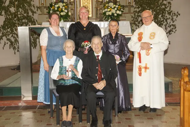 Eiserne Hochzeit (65 Jahre) feierten Mathilde und Hubert Wiesmayr.
hinten: Goldhaubenobfrau-Stellv. Nicole Baumgartner, Goldhaubenobfrau Birgit Lindinger, Goldhaubenobfrau-Stellv. Sieglinde Eisenhuber und Pfarrer Mag. Josef Etzlstorfer 
 | Foto: Klaus Herrmüller