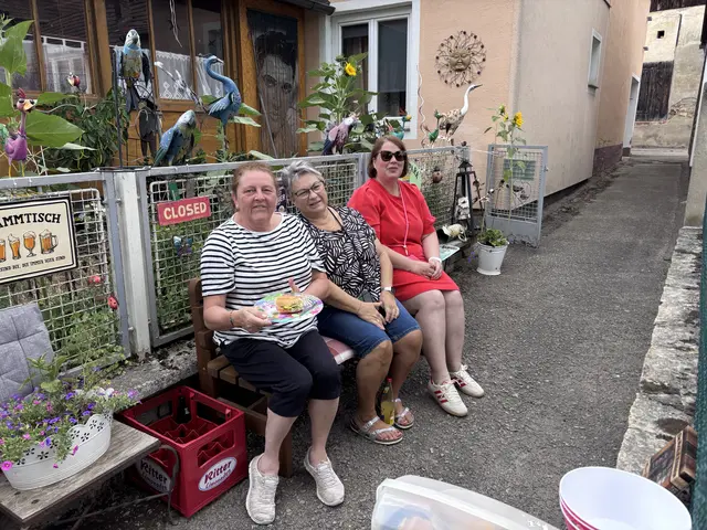 Mit Weckerln und Aufstrichen wurde die Ankunft der Bank gefeiert. | Foto: Alexandra Goll