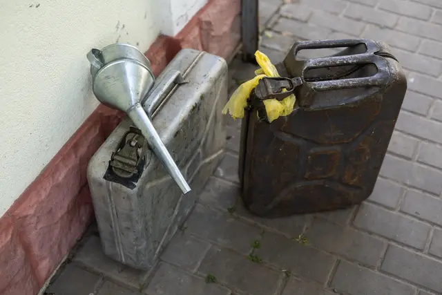 Gleich mehrere Liter Benzin wurden in Adnet im Tennengau am 20. Juli 2026 kurzerhand in einen Kanal gekippt, statt richtig entsorgt zu werden.  | Foto: smarterpix (Symbolbild)