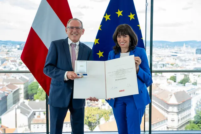 Bei der Verleihung in Wien: Gunther Riedlsperger mit Martha Schulz, Präsidentin der WKO
