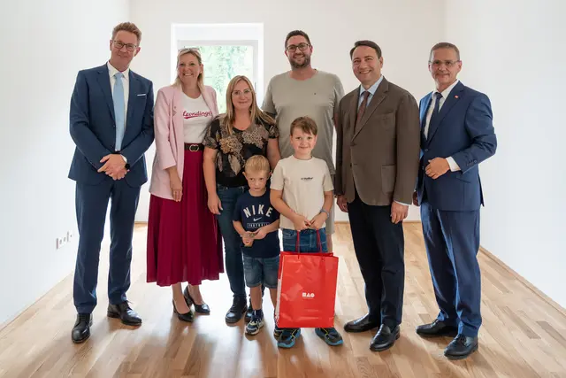 Am vergangenen Diesntag fand die feierliche Schlüsselübergabe in Leonding statt. WAG-Geschäftsführer Jürgen Harich (rechts) sowie WAG-Geschäftsführer Markus Kehrer (links), Leondings Bürgermeisterin Sabine Naderer-Jelinek (2. v. links) sowie Landeshauptmann-Stv. Wohnbaureferent Manfred Haimbuchner (2.v.rechts) begrüßen eine Familie in ihrer neuen Wohnung in der Waldstraße.  | Foto: Michaela Schinnerl/WAG