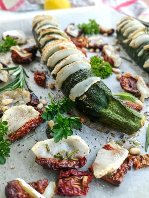 Fächerzucchini mit Ziegenkäse

