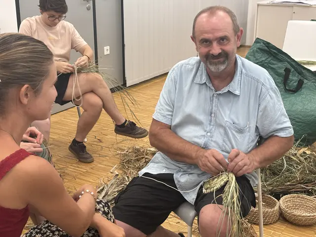 Kursleiter Walter Friedl brachte der wissbegiergen Meute mit viel Ruhe und einem Lächeln das Korbwickeln bei.  | Foto: MeinBezirk/Nina Hörack