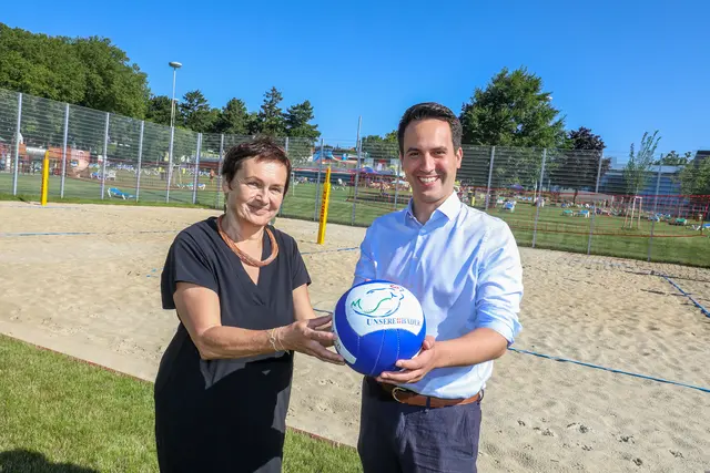 Die ehemalige Ottakringer Bezirksvorsteher-Stellvertreterin Eva Weißmann (SPÖ) und Vizebürgermeister Christoph Wiederkehr (Neos) bei der Eröffnung der Sportanlage im Jahr 2021. (Archivfoto) | Foto: PID - Christian Fürthner