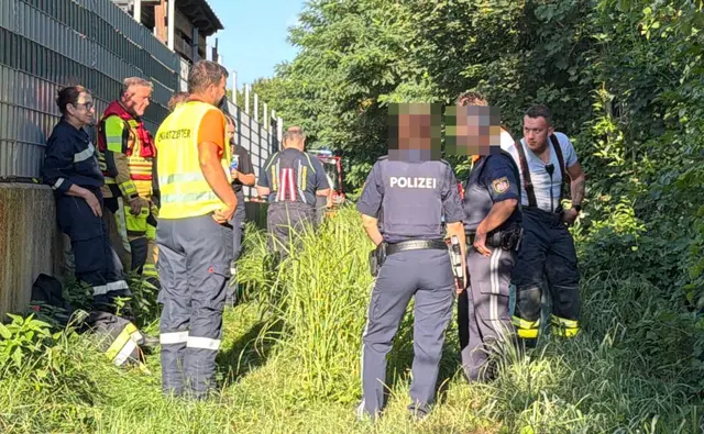 Gemeinsam im Einsatz: Die Feuerwehren Krummnußbaum, Rath und Pöchlarn arbeiteten bei der Sicherung der Schadstoffaustrittsstelle zusammen. | Foto: DOKU-NÖ