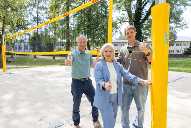 Beachvolleyballplatz im Lehener Park. Im Bild: v.l.: Christian Stadler, Leiter des Städtischen Gartenamts, Andrea Brandner, Stadträtin, Lukas Holzmann, Jugendbeauftragte der Stadt Salzburg | Foto: Stadt Salzburg/Wildbild