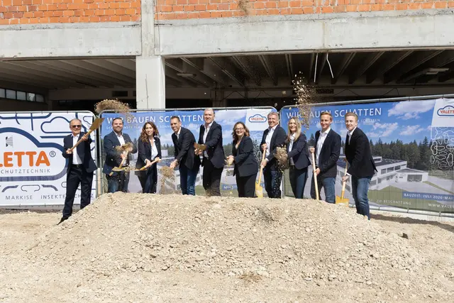 Von links: Geschäftsführer Energiesparverband OÖ Gerhard Dell, Valetta Leitung IT / Organisation Daniel Gigerl, Valetta Teamleitung für Einkauf und Auftragsbearbeitung Stefanie Gigerl-Klotzner, Valetta Leitung Projektmanagement / F&amp;E Christian Klotzner, Valetta Geschäftsführung Christian Klotzner, Vize-Bürgermeisterin Merima Zukan, Valetta Geschäftsführung Andreas Klotzner, Valetta Leitung HR/Personalwese, Iris Klotzner, Valetta Vertriebsleitung B2B / Projekt Gregor Klotzner und Valetta Vertriebsleitung B2C / Projekt / Online-Marketing Lukas Klotzner. | Foto: Valetta