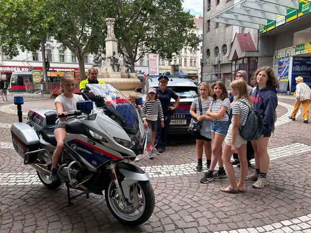 Die Kinder konnten auch auf dem Polizeimotorrad selbst sitzen.  | Foto: BV17