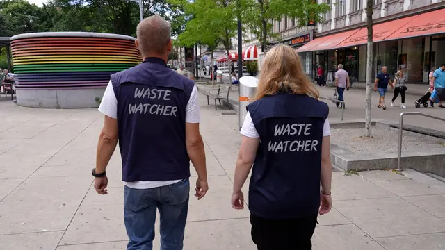 "Wir fragen um einen Ausweis. Dann lassen wir die Person ihren Müll wieder aufklauben und sie bekommt eine Strafe in Höhe von 70 Euro", erklärt eine Waste Watcherin. | Foto: Andreas Pölzl/MeinBezirk