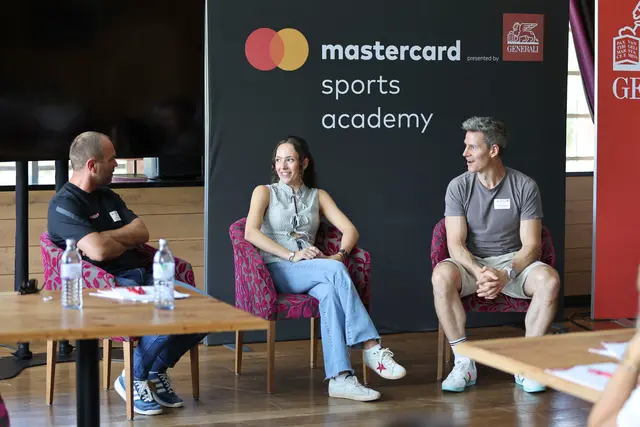 Emma Felbermayr im Gespräch mit Gernot Uhlir und Andreas Gradinger (Sporthilfe) | Foto: GEPA pictures/Sporthilfe