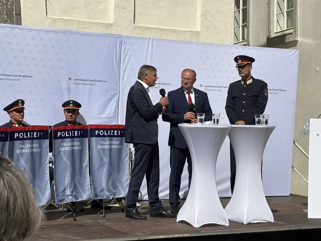 Moderator Gerhard Jelinek, Bürgermeister Johannes Waidbacher und Landespolizeidirektor Andreas Pilsl bei der Eröffnung des Polizeizentrums. | Foto: MeinBezirk/Anja Kern