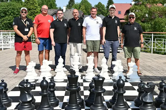 O Giorgio Gugler (Obmann Schachburg Waidhofen), Martin Lagler 
(Bademeister), Sponsor Roland Fuchsluger (Theatercafe), Franz Zuser (Nr. 1 im 
Schachverein Schachburg Waidhofen), Bürgermeister Werner Krammer, 
Sebastian Mende (Schriftführer Schachburg Waidhofen) und Manfred 
Edenhause | Foto: Stadt Waidhofen